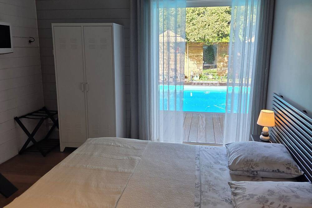 130 m2 contemporary villa with swimming pool in enclosed wooded grounds in La Rochelle, Región de La Rochelle