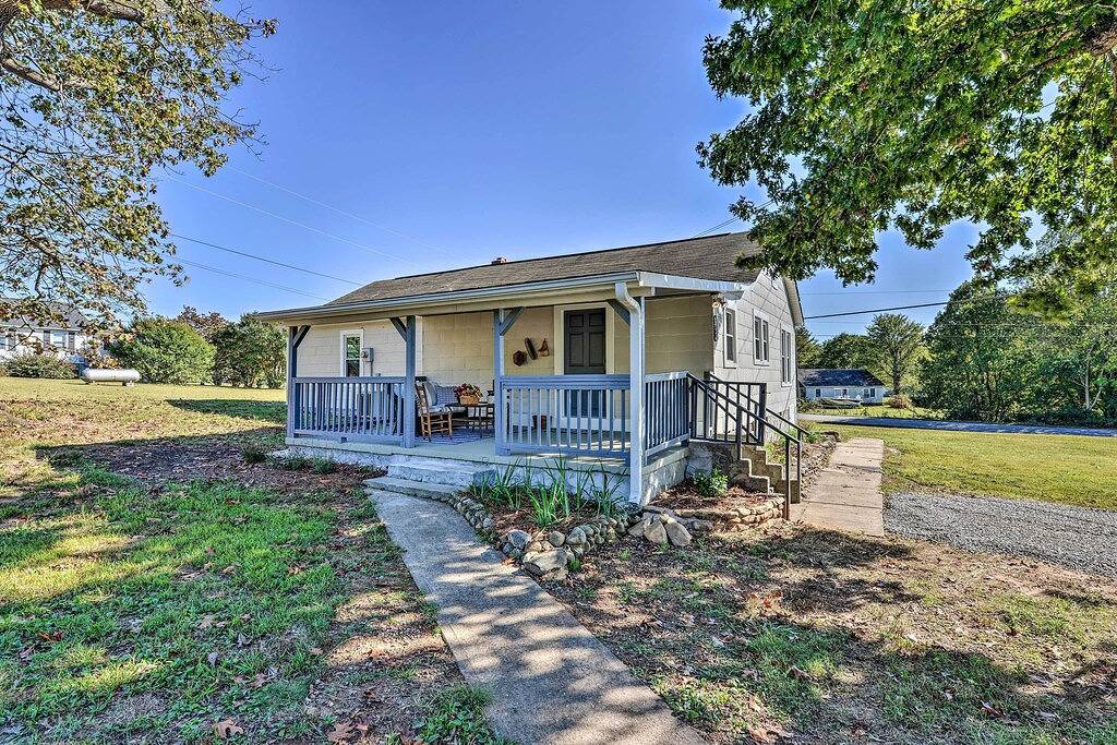 Neu! Blue Ridge Mtn Home mit Veranda ~ 6 Mi nach Lenoir! in Caldwell County