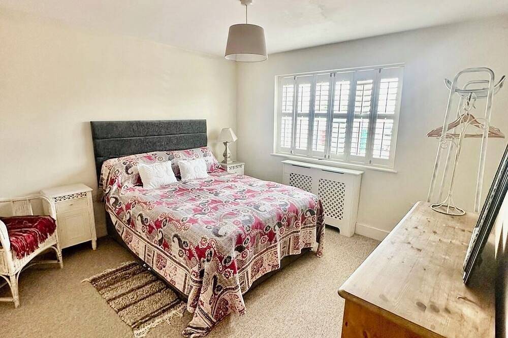 5 bedroom family friendly Beach House, close to beach and village. in West Wittering, West Sussex