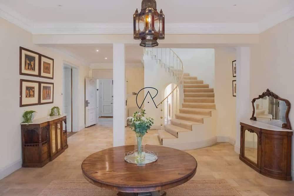 Historic River View Home in Windsor - By Tempstay in Windsor, Berkshire