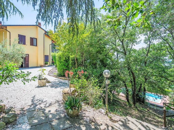 Agriturismo per 8 persone, con Terrazza e Giardino nonché Vista lago a Magione