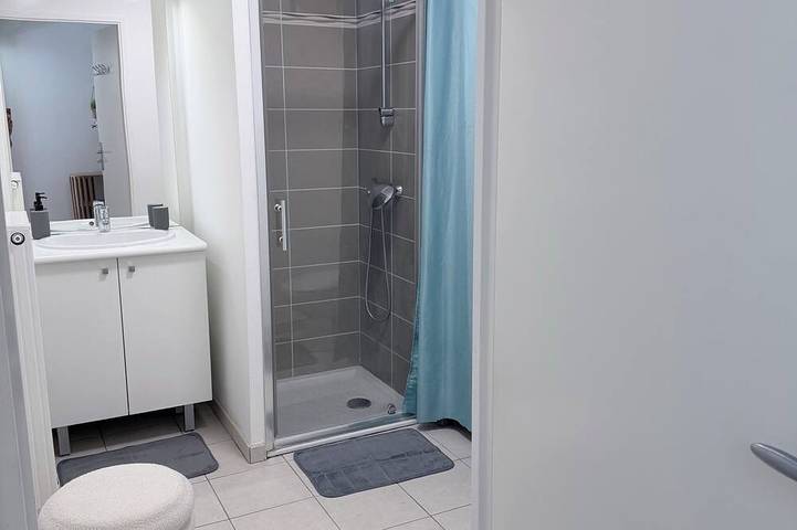 Ganze Wohnung, Charming one-bedroom apartment 9 km from Disneyland and 4 km from Val d'Europe, with private parking in Lagny-sur-Marne, Seine-et-Marne
