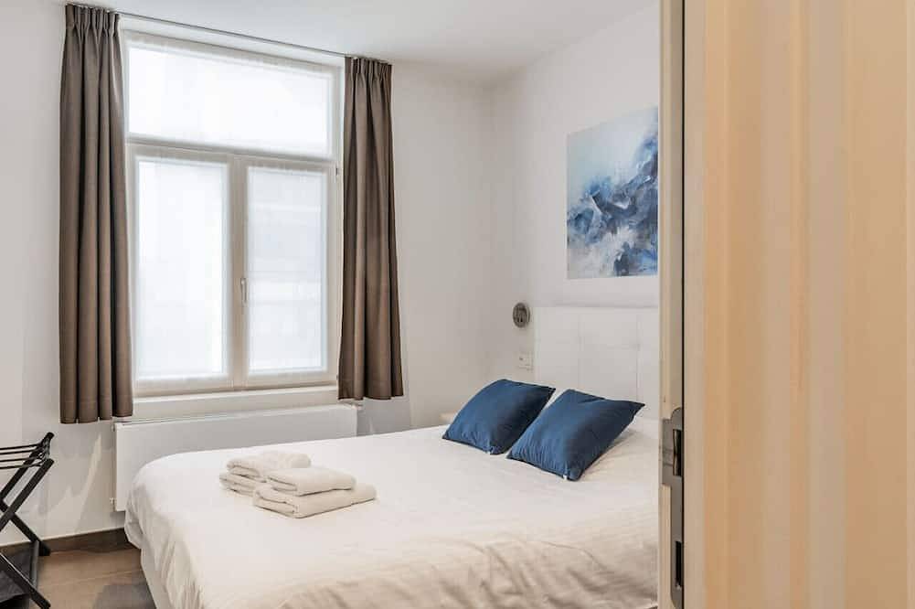 Geheel appartement, Elegant room with private bathroom near city center in Brugge, West-Vlaanderen