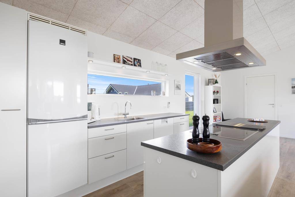 Ferienhaus mit überdachter Terrasse und Wärmepumpe in Nørre Lyngvig, Hvide Sande
