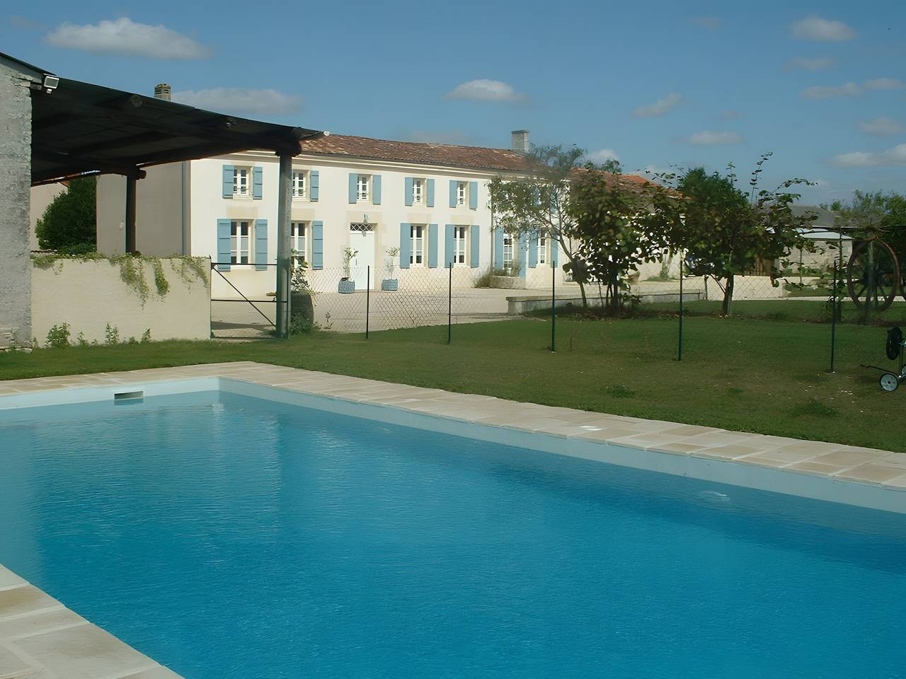 Maison de vacances « La Longère Suzanne » avec piscine partagée, terrasse et Wi-Fi in Fontenet, Région de Saint-Jean-d'Angély