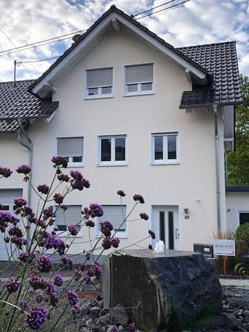 Ferienwohnung für 4 Personen, mit Ausblick und Garten, kinderfreundlich in Neustadt (Wied)