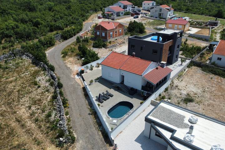 Ferienhaus für 6 Personen, mit Balkon/Terrasse und Pool in Maslenica - 4