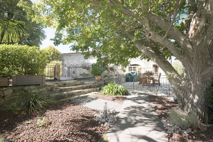 Location de vacances pour 3 personnes, avec jardin ainsi que vue et piscine à Grane - 3