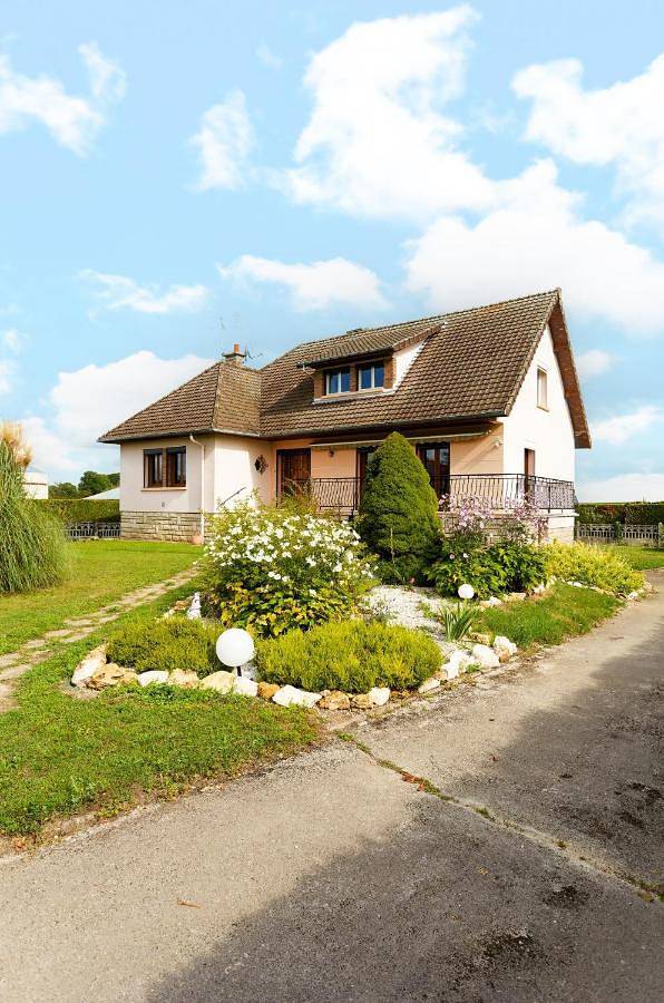 Gîte pour 11 personnes, avec jardin ainsi que terrasse et vue à Vert-Toulon
