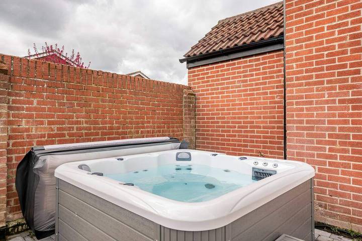 House Sleeps 8 with Hot Tub and Parking in Wivenhoe, Colchester