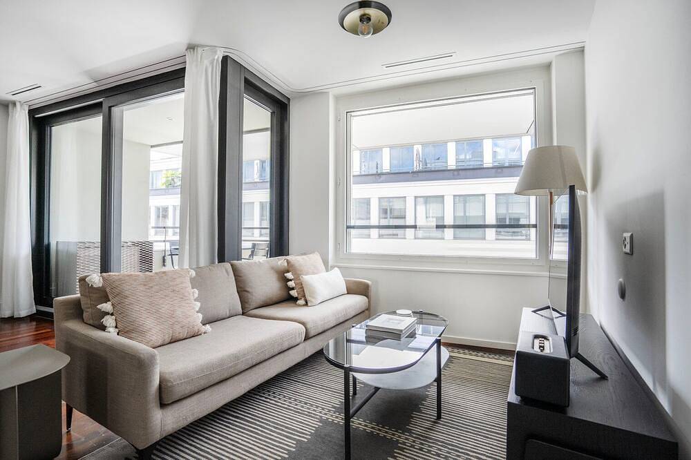 Ganze Wohnung, Blueground | Wiedikon, balcony & elev, nr market in Zürich, Bezirk Zürich