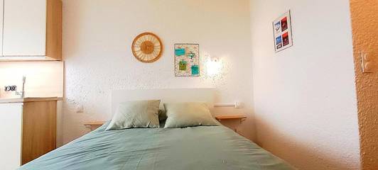 Gîte pour 3 personnes, avec piscine et vue ainsi que balcon et vue sur le lac à Prunières
