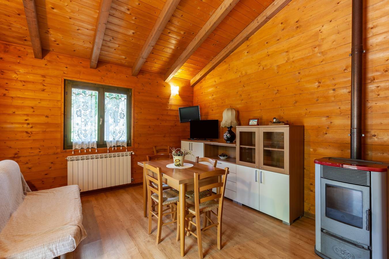 Chalet 'Mirtillo' – Villaggio Anemone mit Bergblick und privater Terrasse in Sillano, Giuncugnano