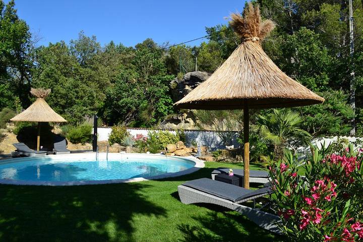 Cottage pour 2 personnes, avec jardin ainsi que jacuzzi et piscine à Mornas