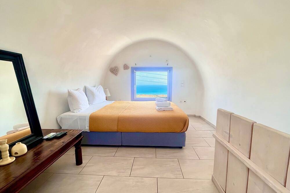 Entire apartment, Loft two bedroom villa with panoramic sea views and Sunrise. in Firostefani, Thera