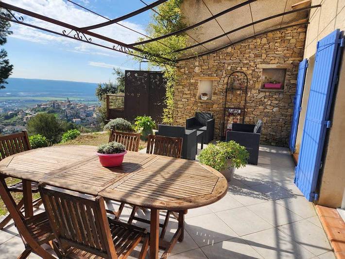 Gîte for 2 people, with terrace and garden as well as pool, with pets in Provence