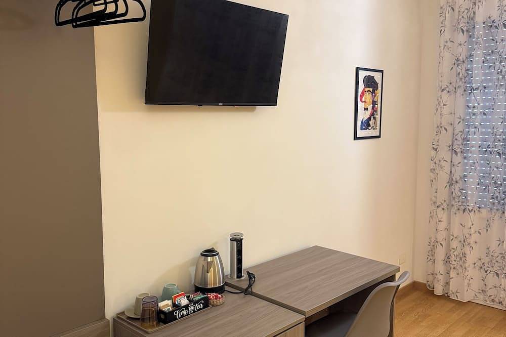 Residenceviagrande110 Rents Large Double Room With Private Bathroom And Balcony in Livorno, Etruskische Küste