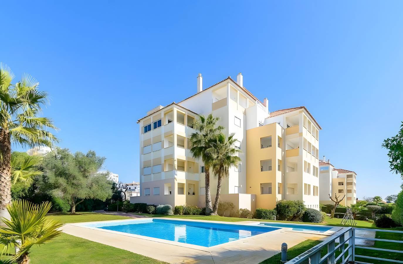 Apartamento entero, Apartamento 'Buzios - By Staywise' con piscina compartida, Wi-Fi y aire acondicionado in Praia da Rocha, Portimão