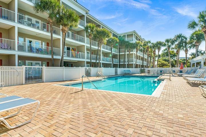 Vacation rental for 6 people, with hot tub and yard as well as pool in Santa Rosa Beach