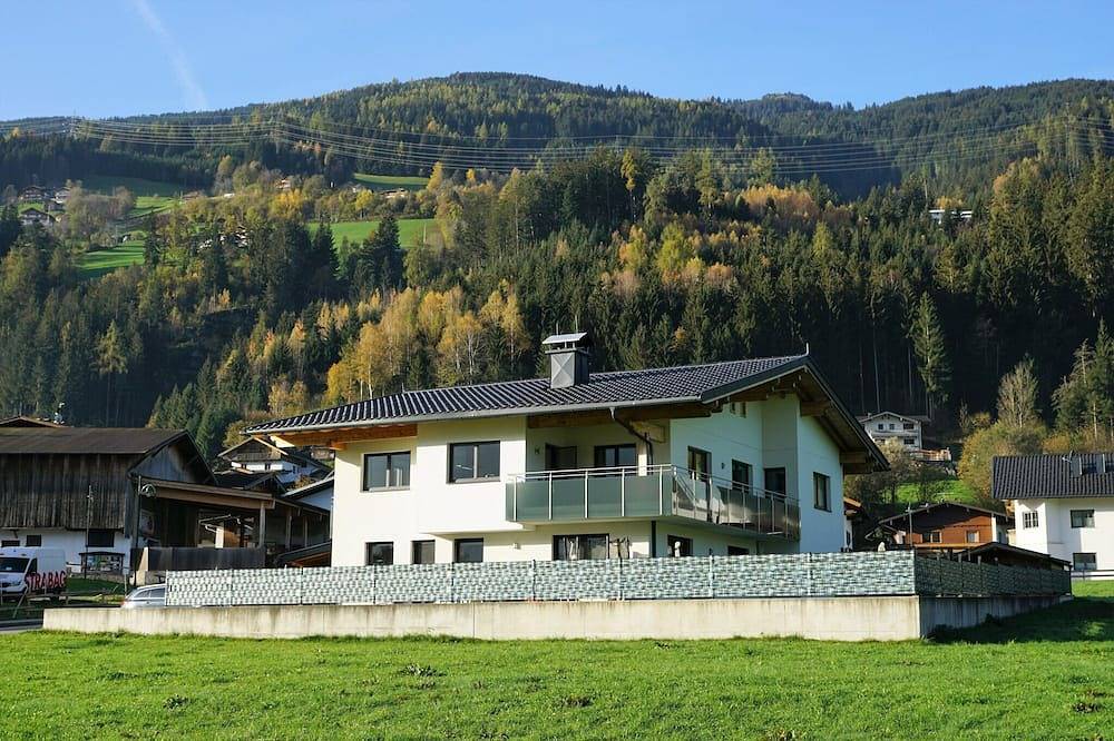 Entire apartment, Chalet in Kaltenbach near Ski Lift in Kaltenbach, Ski-Optimal Hochzillertal