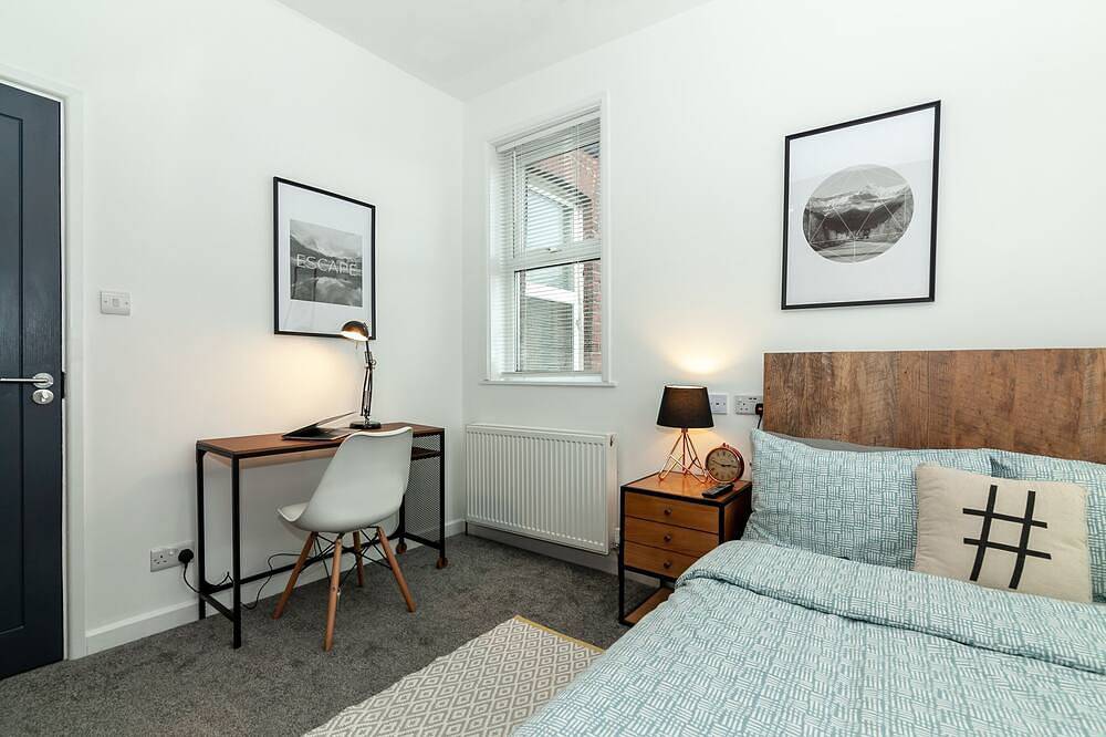 Park House, Swinton - Large 4 Bedroom House, Close to Manchester City Center in Greater Manchester