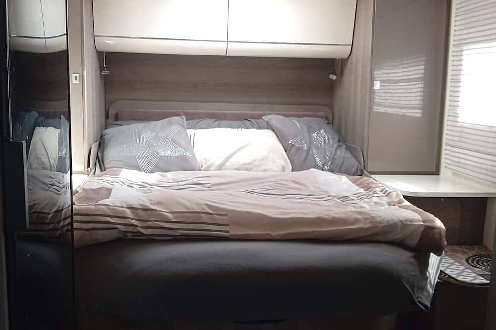 Sleep in a stationary camper van on the pink granite coast. Perros Guirec in Perros-Guirec, Rosa Granitküste