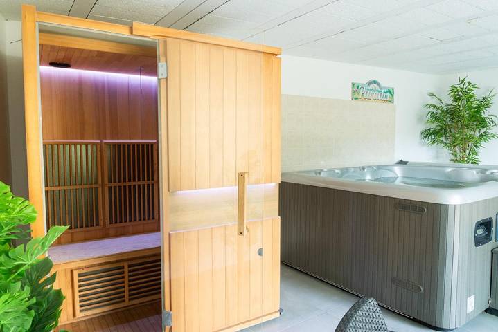 Gîte pour 10 personnes, avec sauna ainsi que jacuzzi et terrasse, animaux acceptés à Chirac - 4