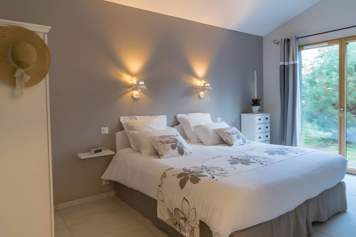 Mi-Figue Mi-Raisin Guest Room with Shared Pool, Wi-Fi, and Air Conditioning in Pessac, Bordeaux region