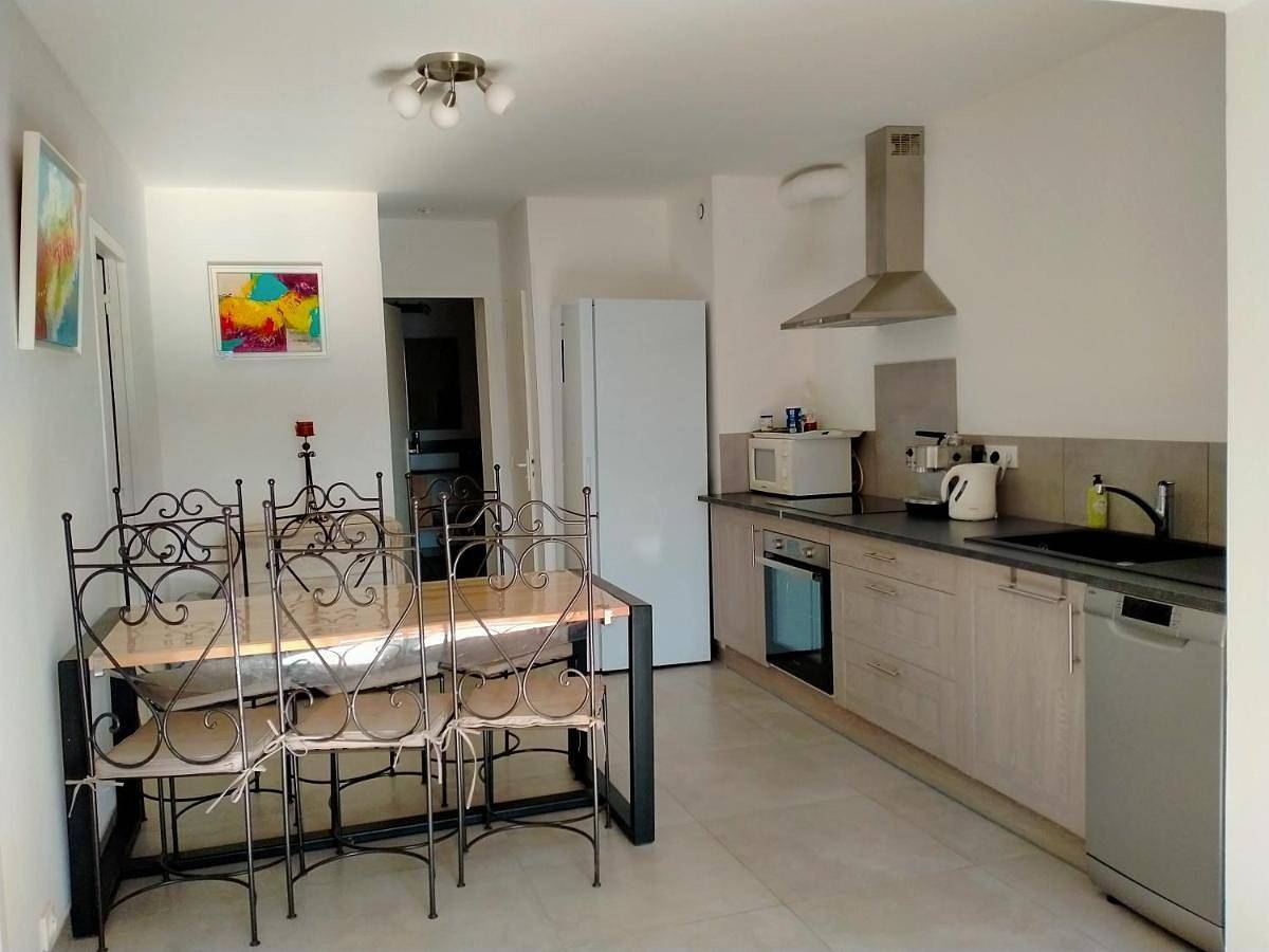 Two-Bedroom House in Saint-Chamas, Côte méditerranéenne (France)