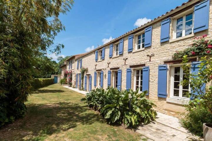 Location de vacances pour 7 personnes, avec Terrasse ainsi que Jardin et Piscine à Mauzé-sur-le-Mignon