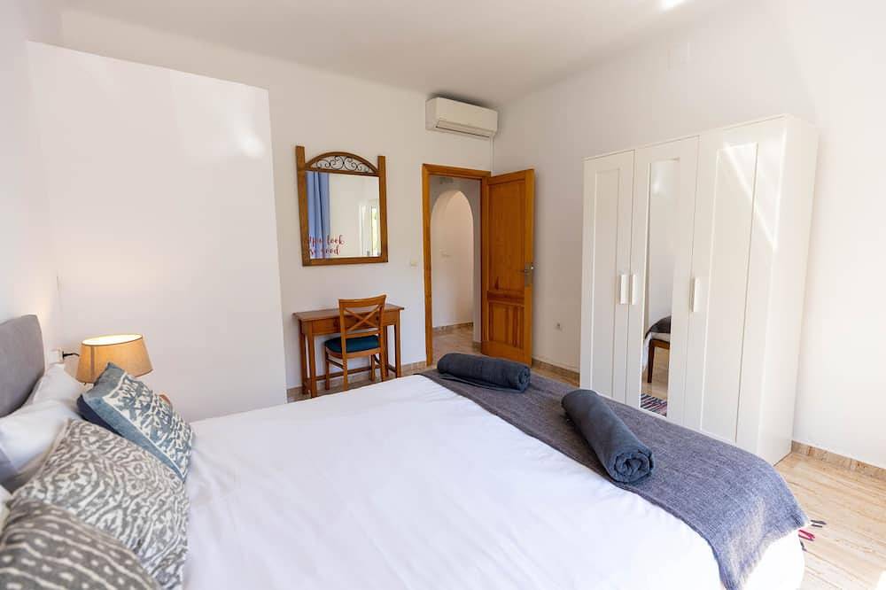 Villa Beso | 6 Bedrooms | Private Pool | Walk To Amenities | Wifi in Ocean Beach Ibiza, Sant Antoni de Portmany