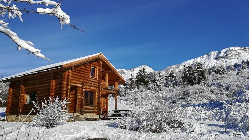 Chalet de madera en Chorges, Hautes-Alpes, cerca del lago y la montaña in Chorges, Parque Nacional de los Ecrins