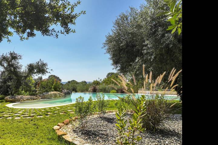 Luxury Trulli Petrantiqua with Pool in Locorotondo in Locorotondo, Region de Bari