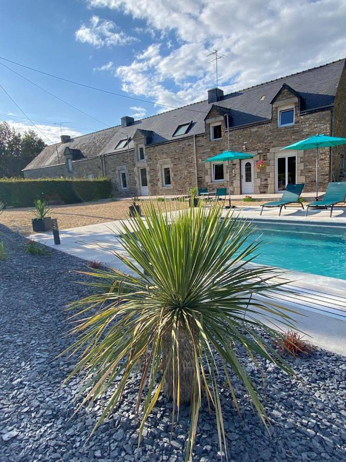 Gîte pour 2 personnes, avec Terrasse et Jardin ainsi que Piscine et Vue à Trédion