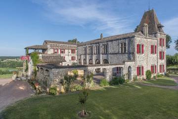 Gîte pour 10 personnes, avec vue ainsi que piscine et jardin à Saint-Eutrope-de-Born