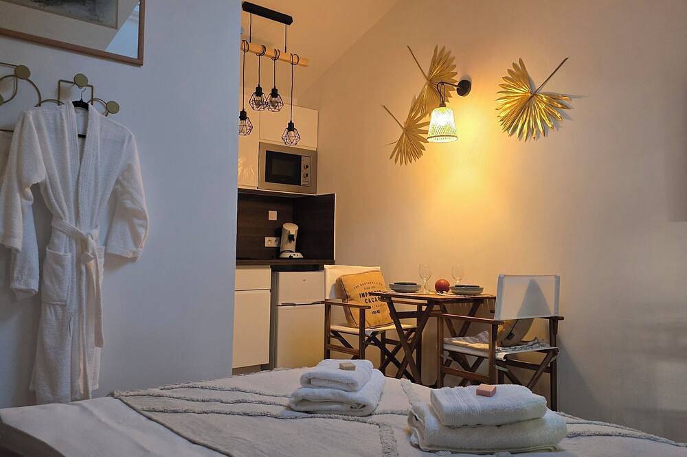Appartement entier, L'atelier des rêves , studio indépendant avec spa extérieur privatif ! in Fontès, Côte méditerranéenne (France)