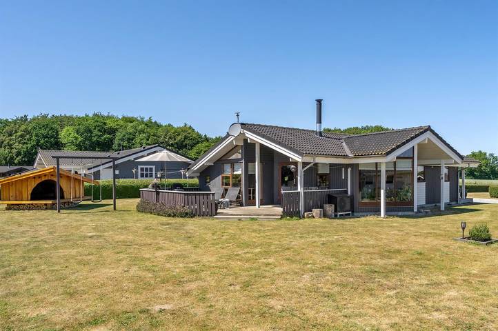 Ferieudlejning for 8 personer, med Jacuzzi og Terrasse såvel som Have og Sauna i Rudkøbing