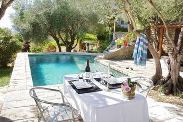 Gîte pour 2 personnes, avec balcon ainsi que jardin et piscine à La Garde-Adhémar