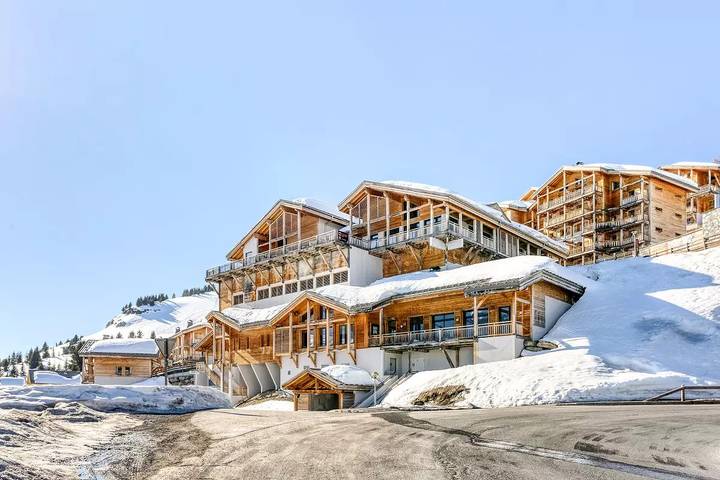 Chalet pour 4 personnes, avec piscine et sauna dans Les Carroz