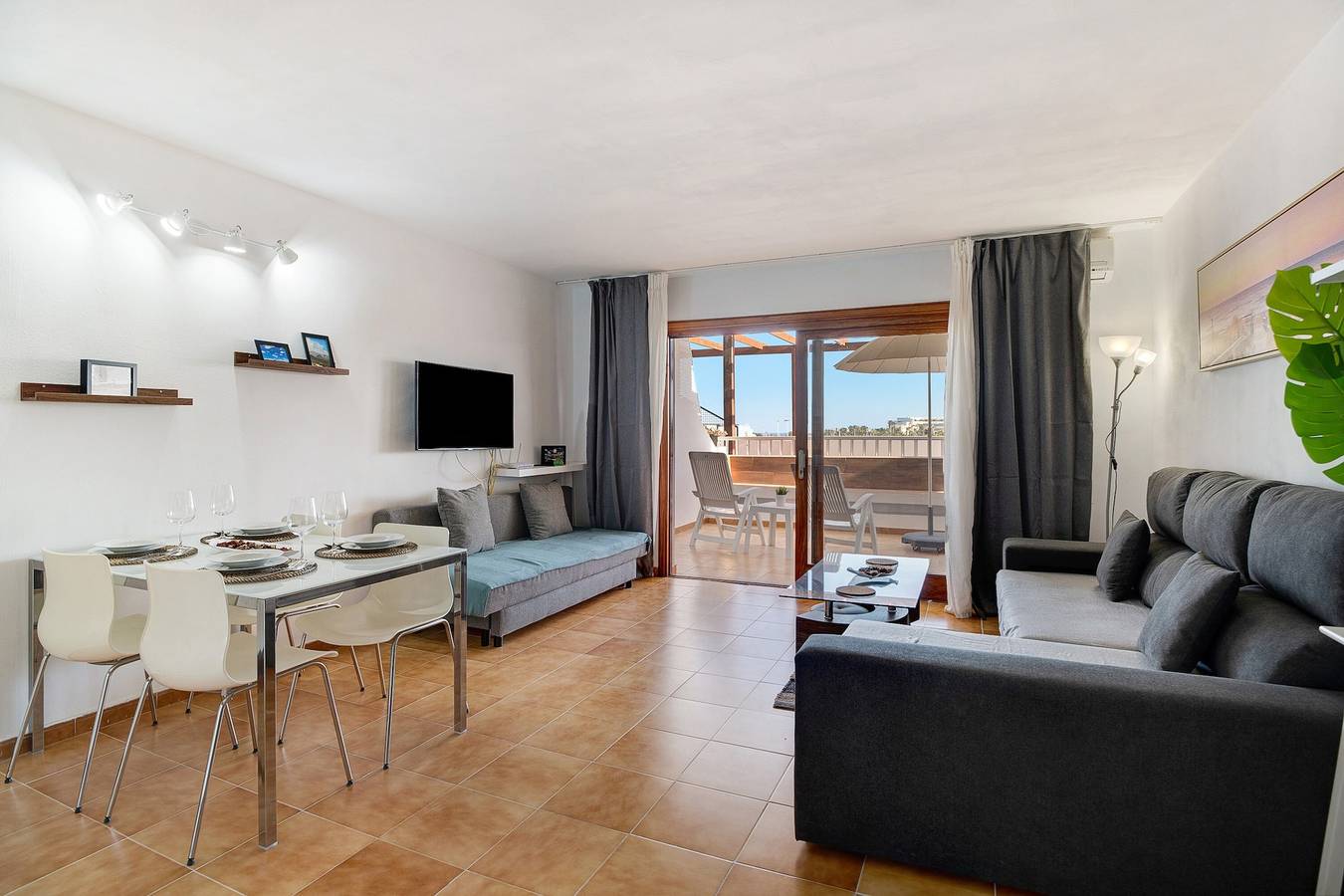 Ganze Wohnung, Ferienwohnung 'Casa Las Palmeras' mit Gemeinschaftspool, privater Terrasse und Wlan in Costa Teguise, Teguise