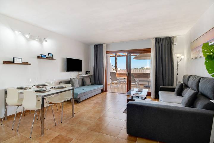 Entire apartment, Vacation Apartment 'Casa Las Palmeras' with Shared Pool, Private Terrace and Wi-Fi in Costa Teguise, Teguise