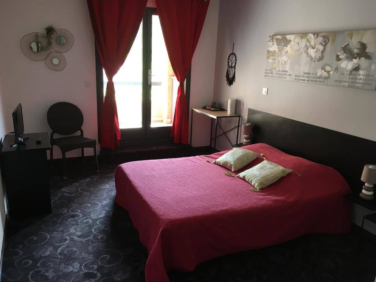 Double Room with Pool View in Pont-de-Labeaume, Parc naturel régional des Monts d'Ardèche