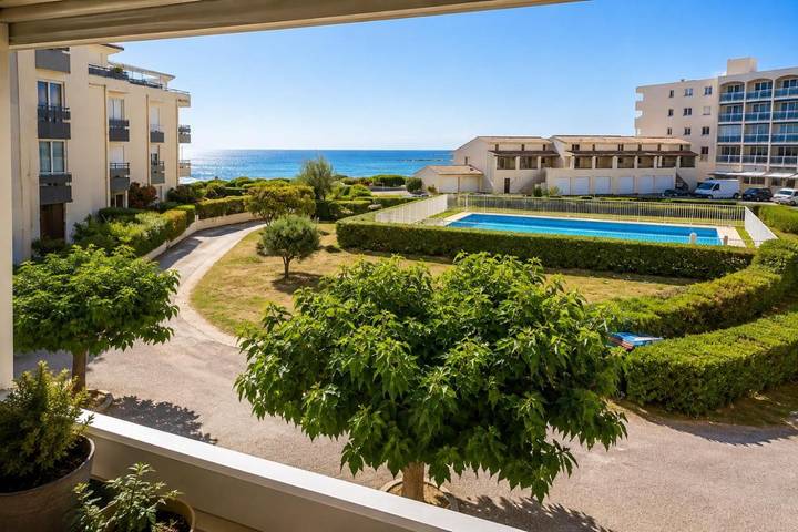 Gîte pour 4 personnes, avec Balcon et Terrasse ainsi que Piscine et Vue dans Port Saint Ange - 2