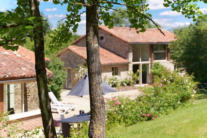 Location de vacances pour 24 personnes, avec Terrasse et Jardin ainsi que Sauna et Vue à Boismé
