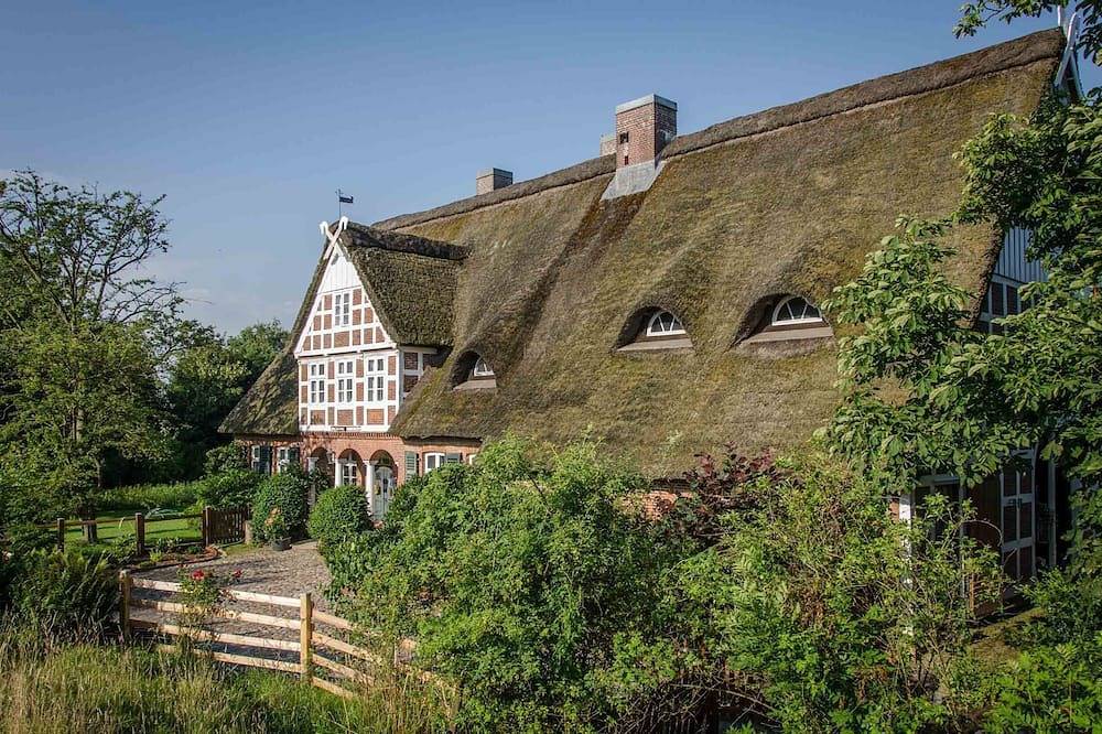 Großes Reetdachhaus mit Garten und Bootsanleger direkt am Fluss Oste in Hechthausen, Cuxland