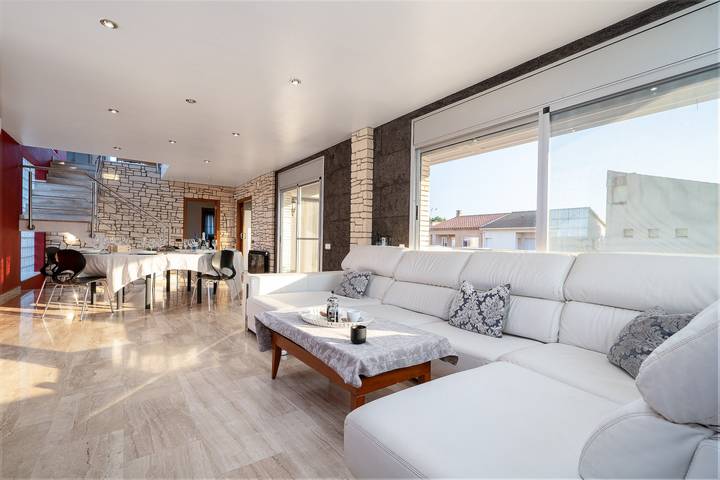 Villa 'Luxury Rock Tirri' with Private Pool, Covered Terrace, and Wi-Fi in Reus, Baix Camp