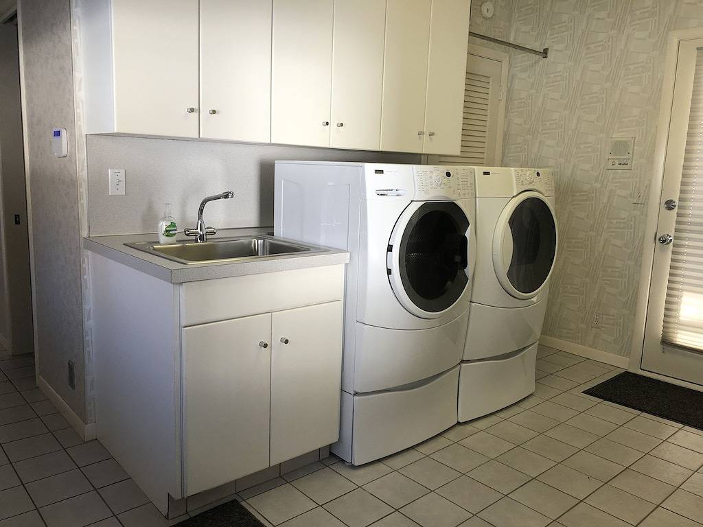 Ein bewaldetes Creekside-Haus in Macatawa macht es einfach, sich zu entspannen und einen Urlaub zu genießen! in Macatawa, Allegan County