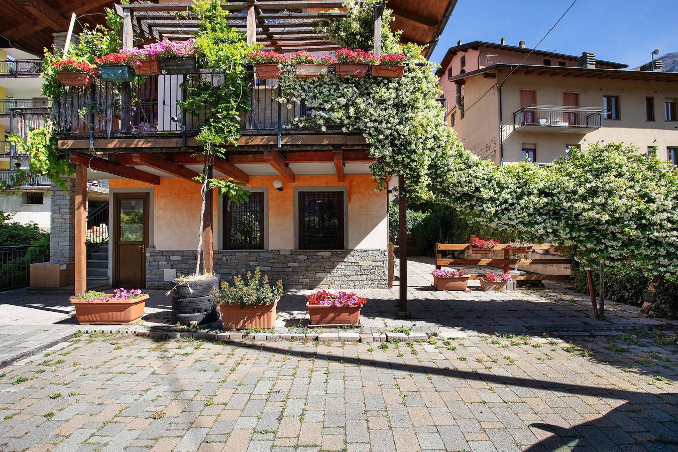 Appartement entier, Appartement 'Chateau Chatillon' avec vue sur les montagnes, terrasse privée et Wi-Fi in Châtillon (Village), Comune di Châtillon