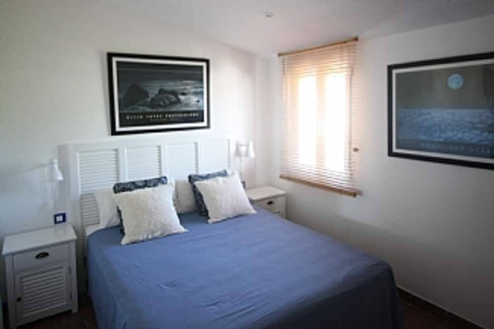 Entire apartment, Apartment with  great Sea Views and Community Swimming Pool and private parking. in Cala en Bosc, Ciutadella