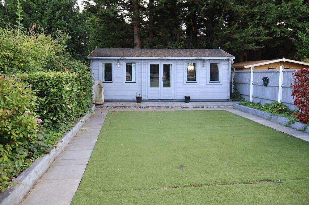 Modern cabin in residential area near 2 train stations with mainlines to London in Bromley, London